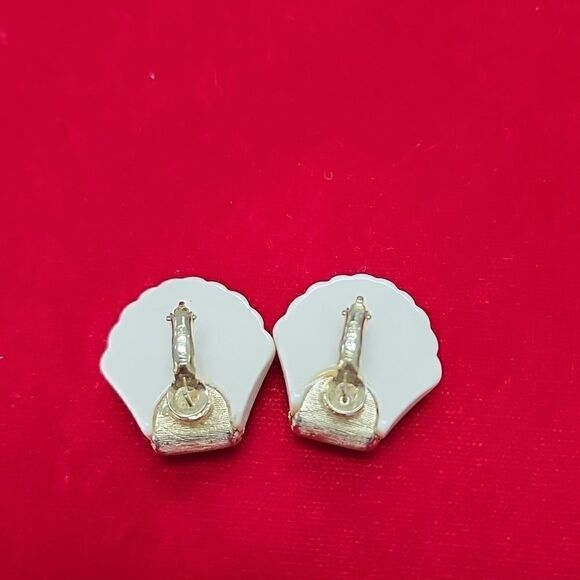 Vintage Signed Napier White and gold Plastic Shell Clip-on Earrings - Picture 2 of 3